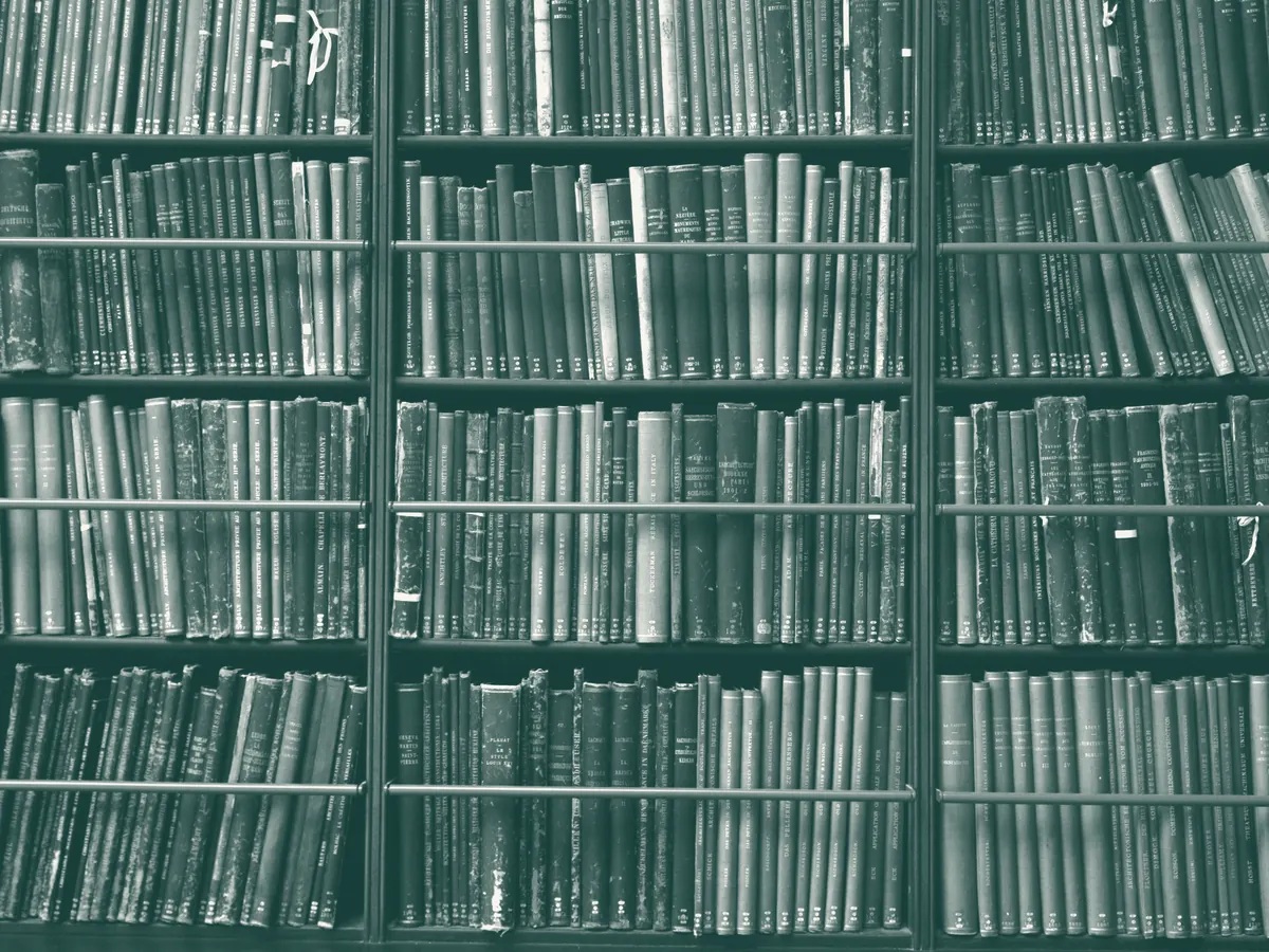 Estantería con libros antiguos.